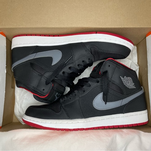 Jordan 1 Mids - Picture 5 of 5